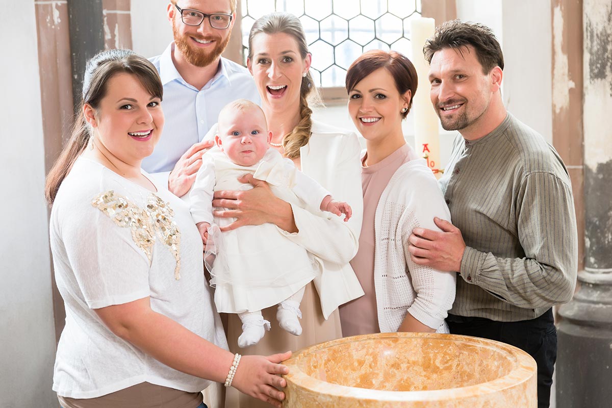 Familie bei der Taufe