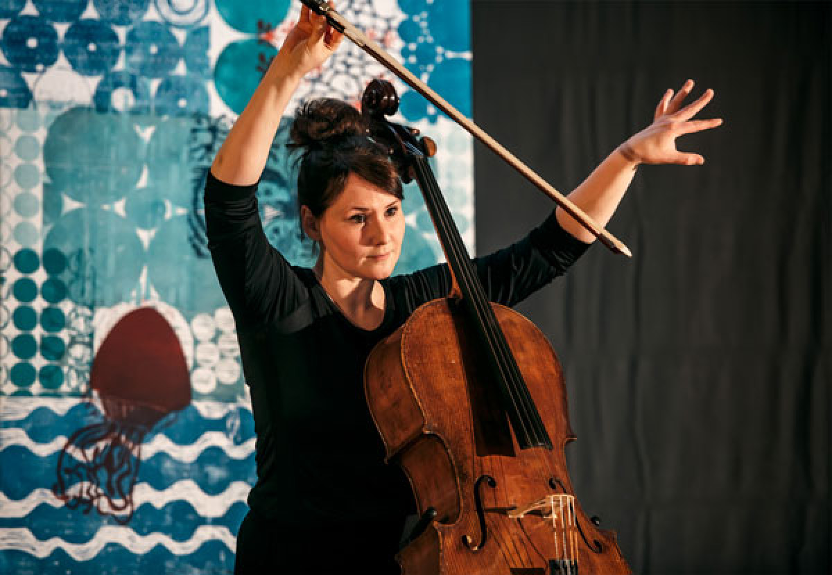Spielplatz Domforum: "wenn das cello katze spielt"